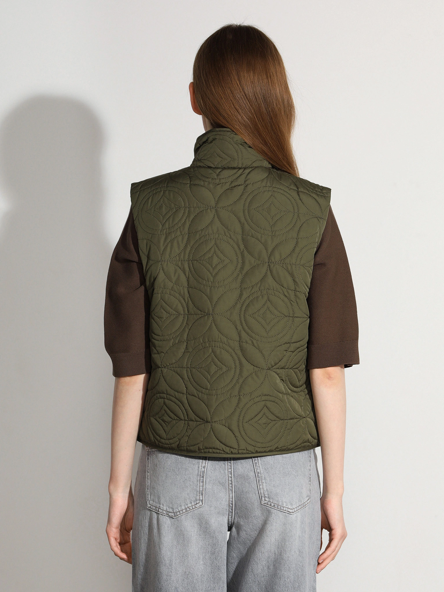 Жилет цвета хаки с фигурной стежкой